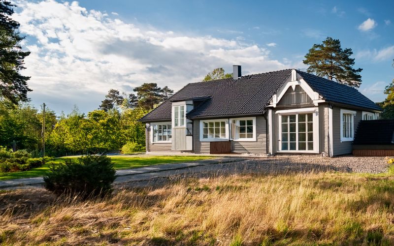 Nyinstallerade dräneringsrör längs husgrunden. Löddeäs, Bjärred